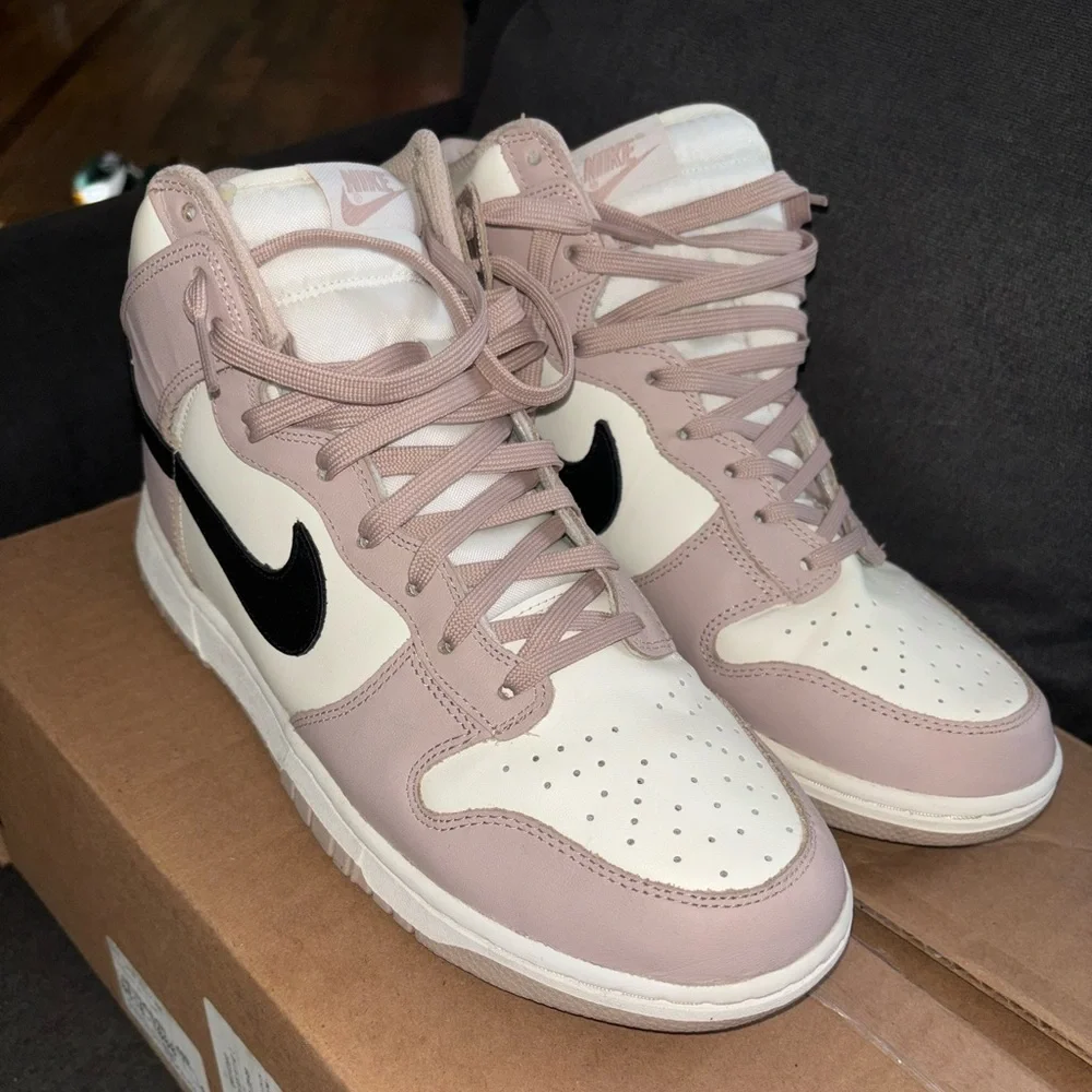 Nike Women's Sneakers in Pink and Black